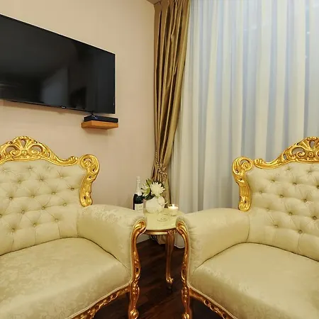 Silver & Gold Luxury Affittacamere